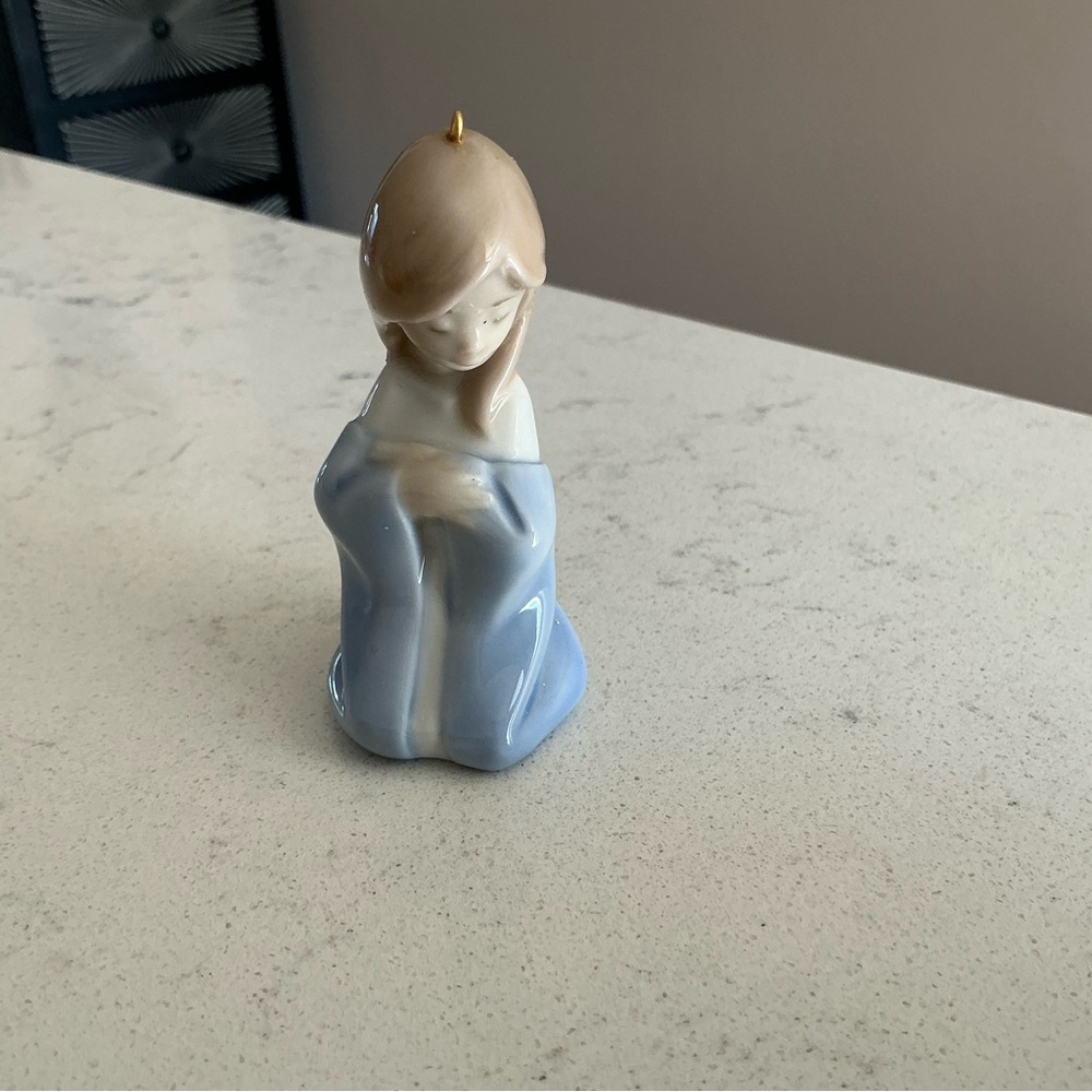 Lladro mini Sangrada familia nativity ornament-Mary